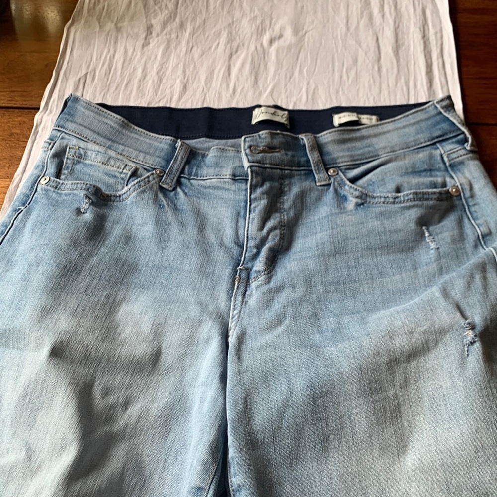 Wonderly  worn twice bought this Fall at Belk light wash straight jeans size 8